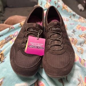 New With Tags Skechers brown women’s slip on shoes size 9